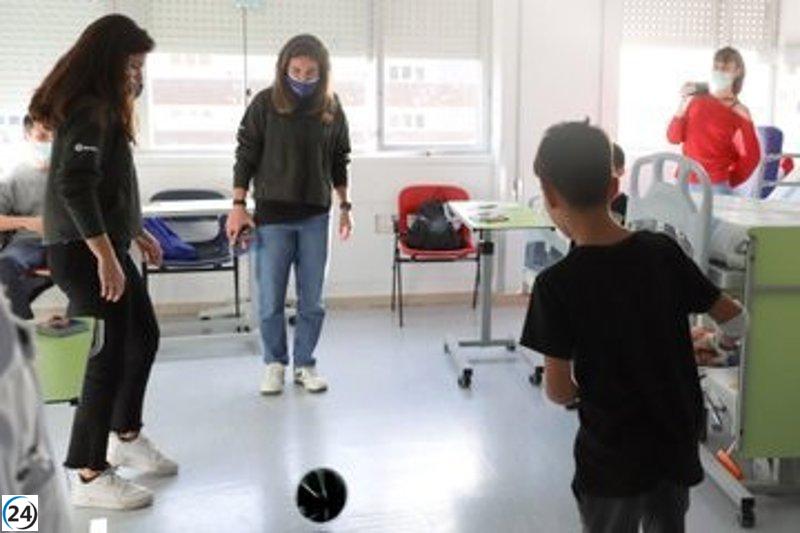 Jugadoras del FC Barcelona muestran su solidaridad visitando a niños hospitalizados en Can Ruti de Badalona