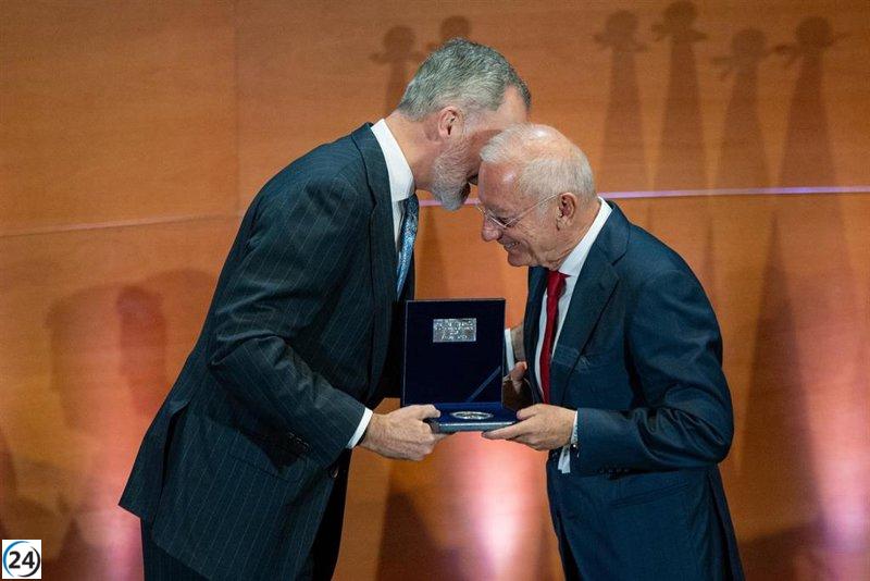 Rey premia a Isak Andic por su emprendimiento inspirador