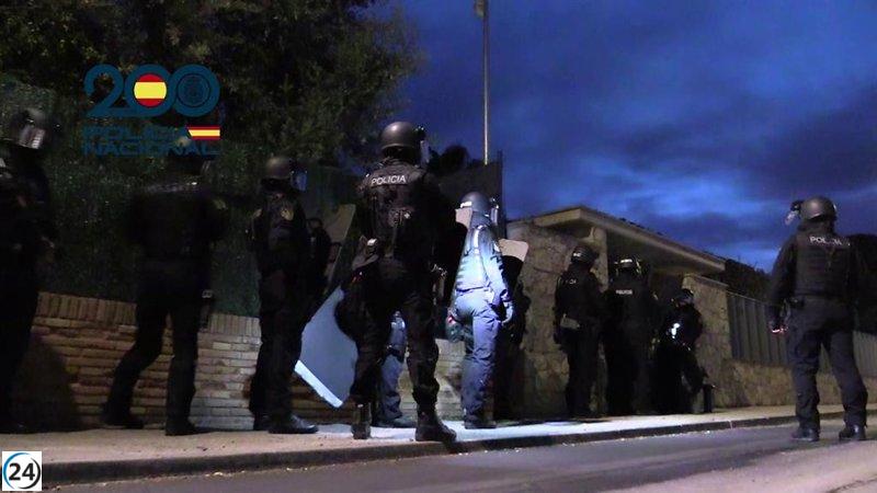 Operación policial desmantela red de tráfico de drogas y animales exóticos en Cataluña: 14 detenidos y gran cantidad de plantas de marihuana y reptiles incautados.