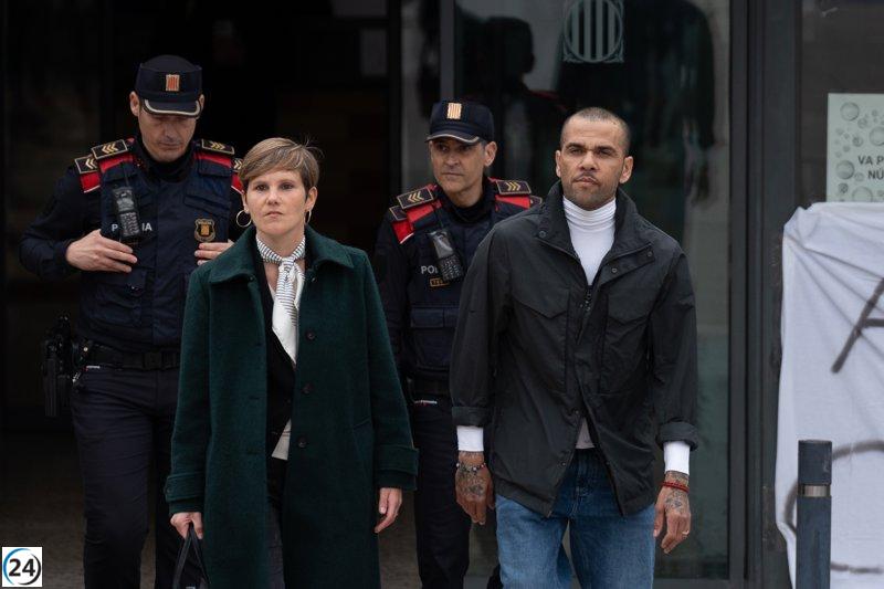 Dani Alves espera en libertad revisión de su condena por agresión sexual.