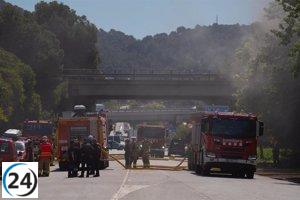 La N-150 en Montcada i Reixac (Barcelona) desvía el tráfico por incendio.