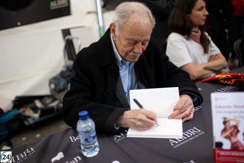 Eduardo Mendoza se muestra entusiasmado por interactuar con los lectores.