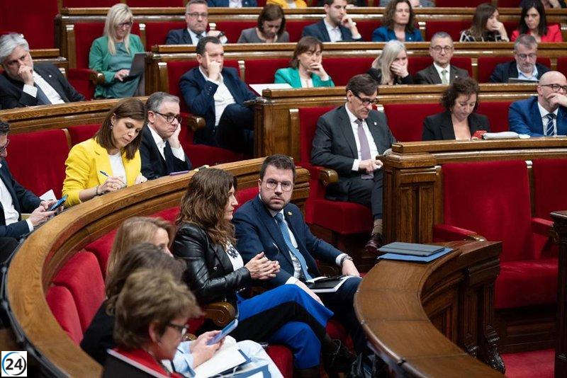 El PSC lidera las encuestas en las elecciones catalanas, seguido por Junts y ERC.