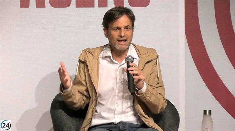 Asens critica a los socialistas por adoptar políticas conservadoras en inmigración.