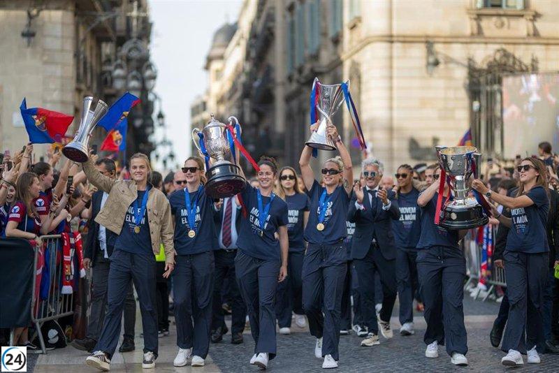 El Barcelona Femenino celebra su tercera Champions en la plaza Sant Jaume de Barcelona.