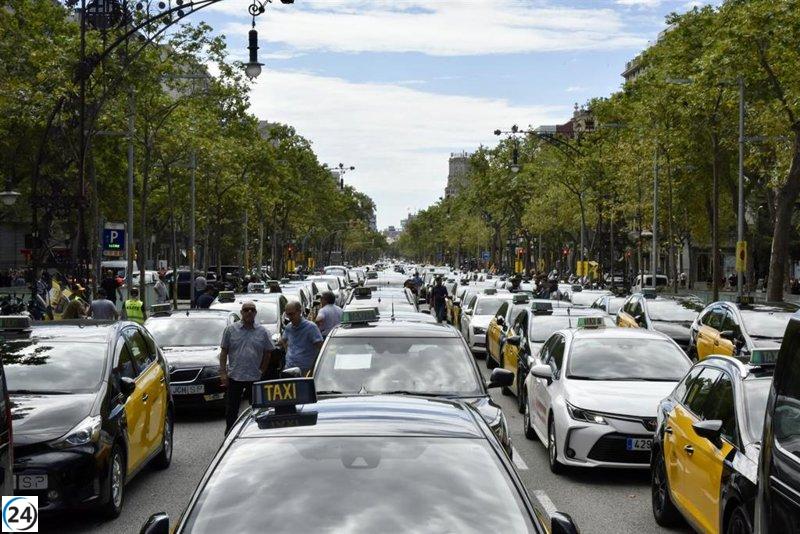Taxistas del AMB convocan paro total el martes.