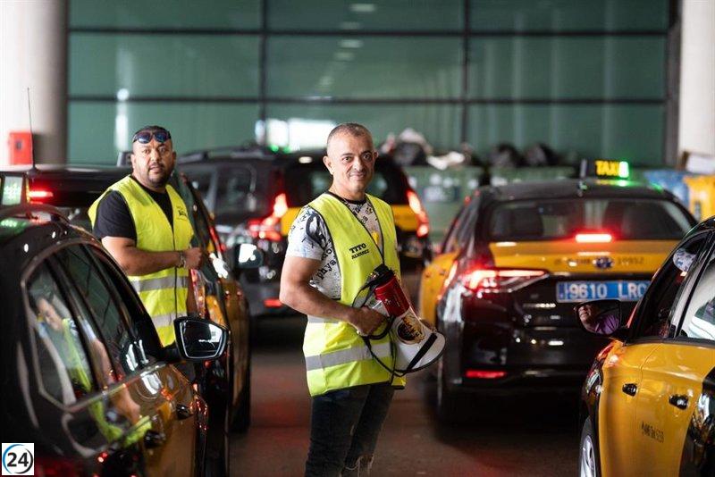 Caos en el Aeropuerto de Barcelona: 700 taxis protestan por falta de personal.
