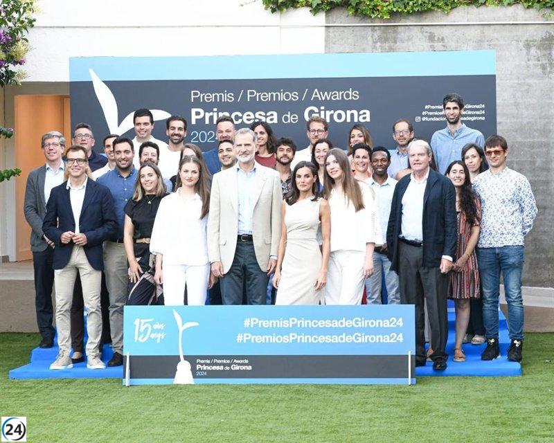 Los Reyes se encuentran con galardonados del Princesa de Girona.
