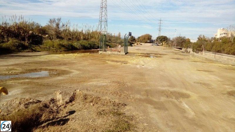 Fiscalía examina la polución de suelos en El Prat, junto al río Llobregat.