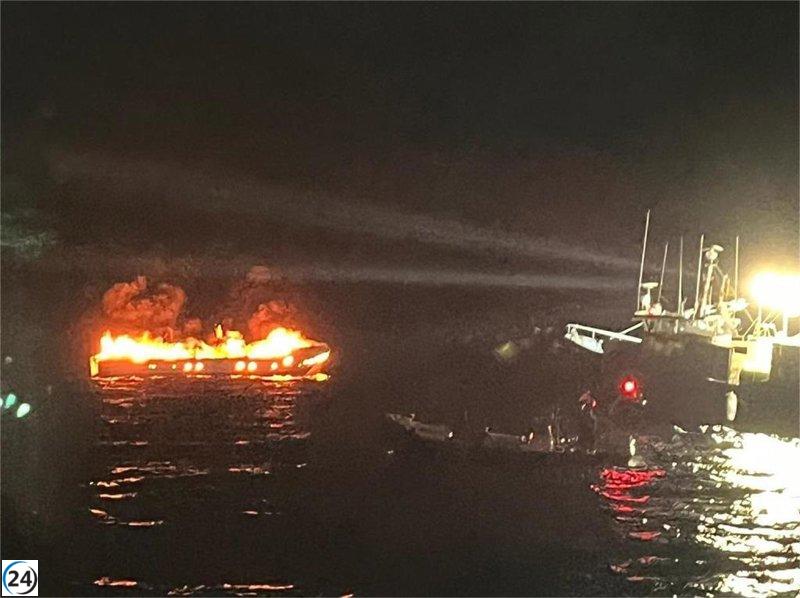 Rescatan a 10 tripulantes de pesquero tras incendio cerca de Salou.