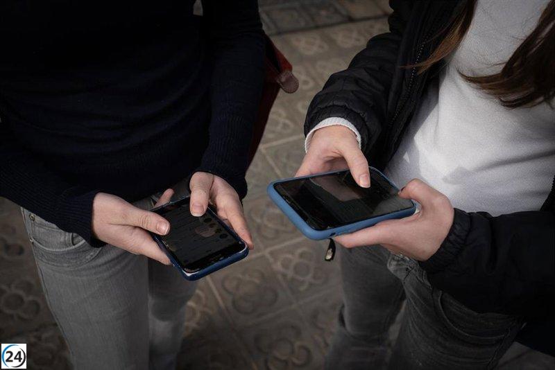Familias de Cataluña exigen estándares unificados para el uso de móviles en las escuelas y protección de los estudiantes.