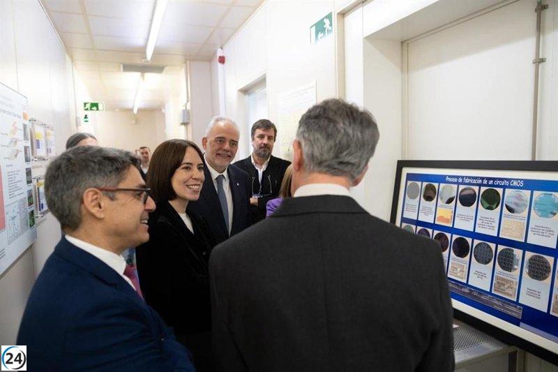 Morant resalta el avance del Instituto de Microelectrónica de Barcelona en la fabricación de chips.
