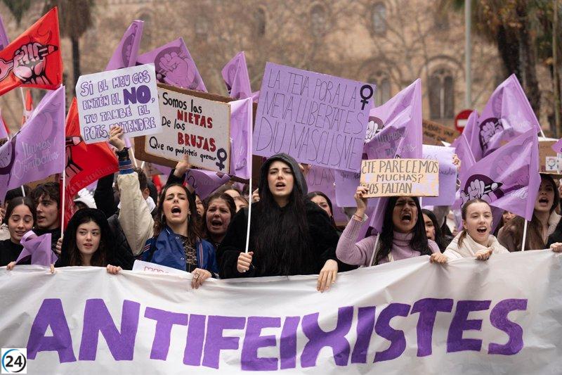 Ochocientos estudiantes protestan en Barcelona contra la violencia de género.