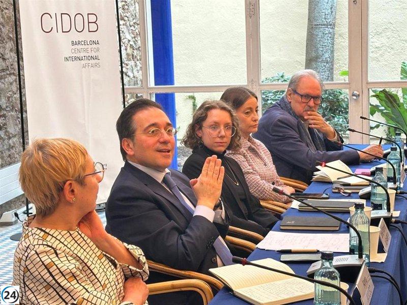 Albares insta a Feijóo a cumplir con el compromiso del 2% en defensa.