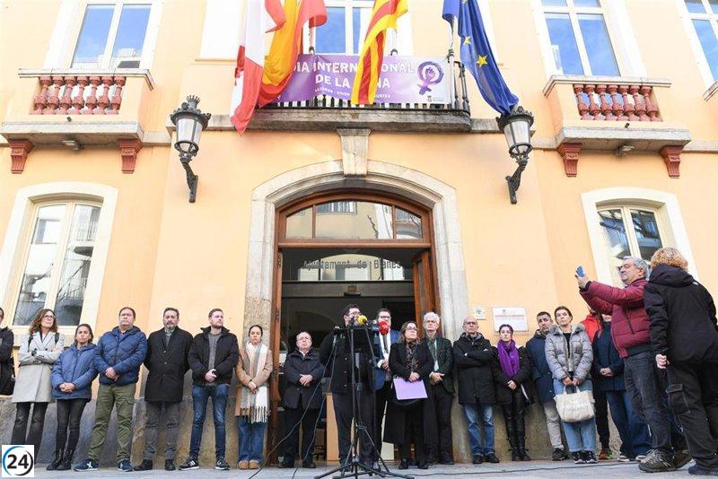 Cien personas rinden homenaje en Blanes a la víctima de homicidio con un minuto de silencio.