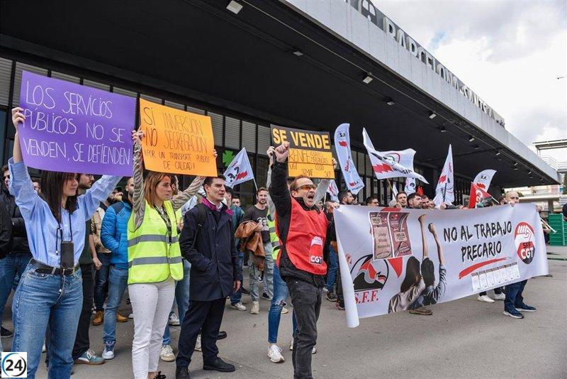 Cien personas se manifiestan en Barcelona-Sants contra el traspaso de Rodalies.