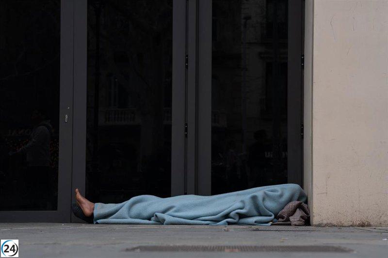 Barcelona lanzará un programa para ayudar a personas sin hogar a acceder a alojamiento.