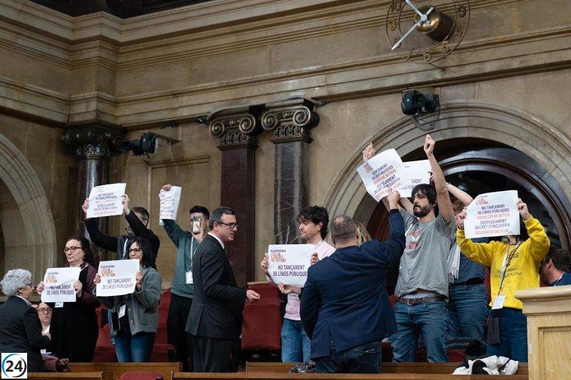 Protesta de maestros en el Parlament contra el cierre de líneas educativas.