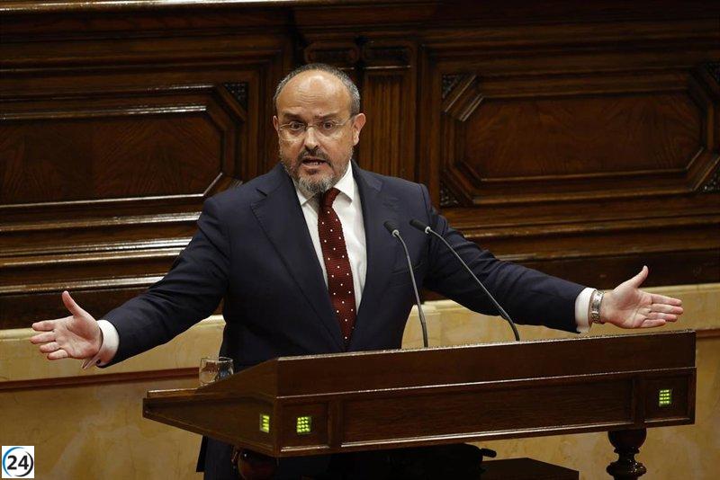Fernández (PP) critica a Junqueras por su visión idealizada de la gestión aeroportuaria en Cataluña.
