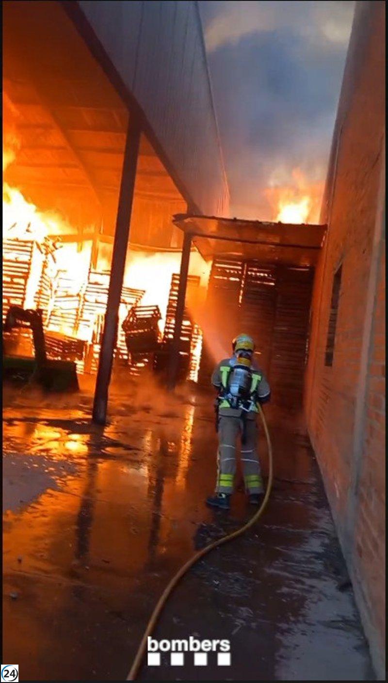 Los Bomberos luchan contra un incendio en una nave de Vilanova de Bellpuig con nueve unidades en acción.