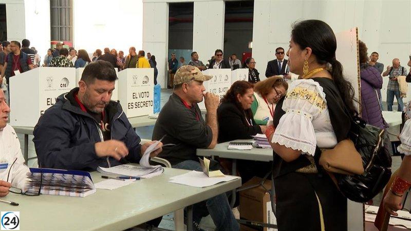 Ecuatorianos en Barcelona emiten su voto en las elecciones presidenciales.