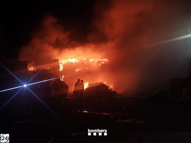 Apagan incendio en centro de reciclaje en Sant Celoni, Barcelona.