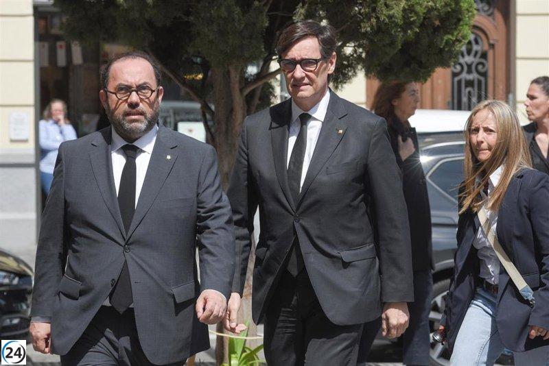 Illa, Collboni y Laporta rinden homenaje a la familia víctima del accidente aéreo.