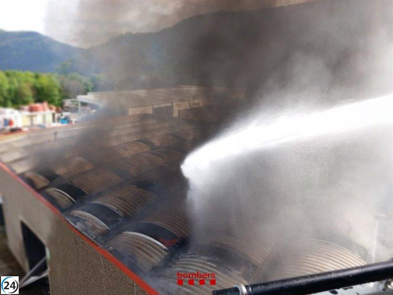 Treinta y tres bomberos combaten incendio en nave de Olot.