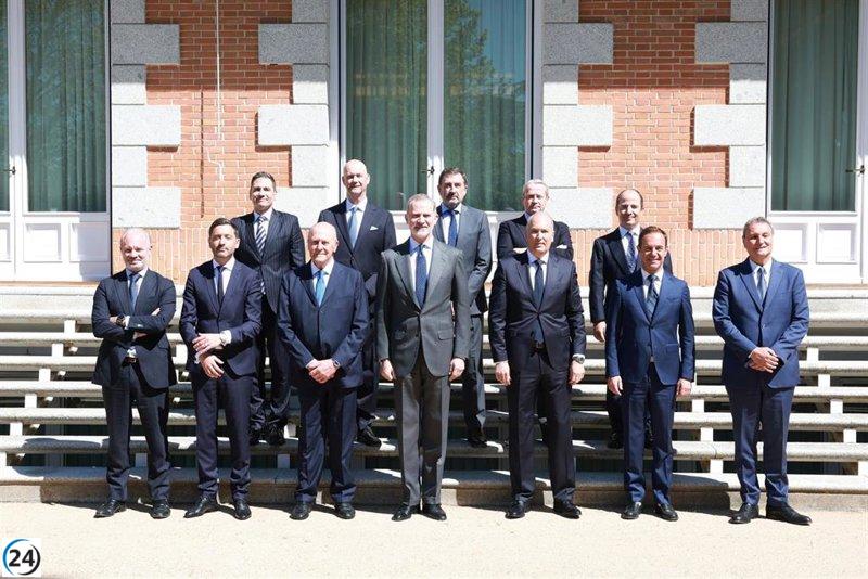 Felipe VI se reúne con delegados de Automobile Barcelona 2025.