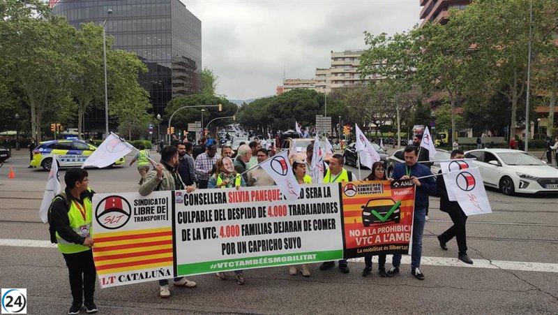 Cerca de 500 vehículos de transporte privado se manifiestan en Barcelona contra la nueva legislación del gobierno.