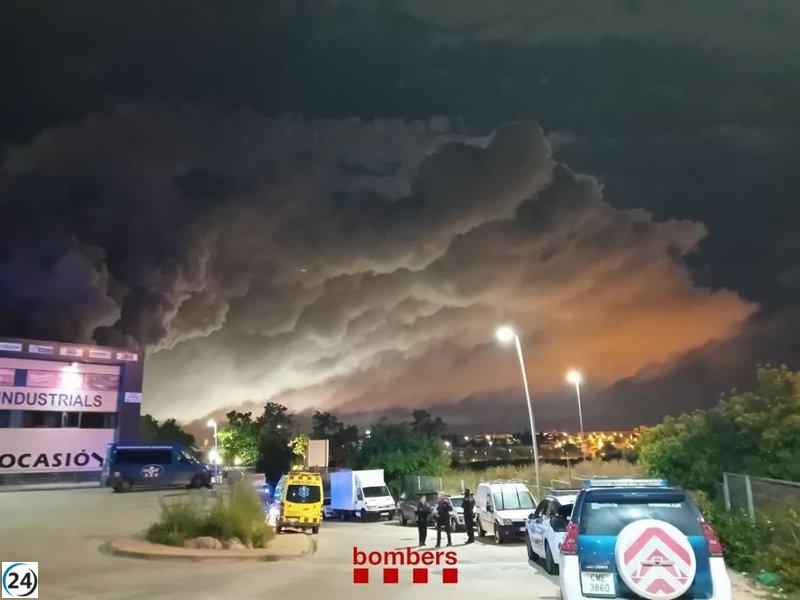 Nube tóxica obliga a confinamiento en Vilanova y localidades cercanas.