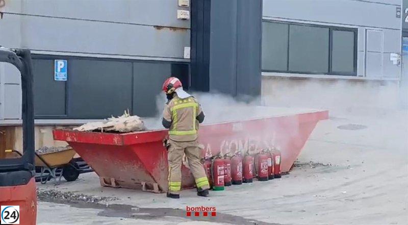 Los bomberos sofocan el incendio en la fábrica de productos químicos de Vilanova i la Geltrú.