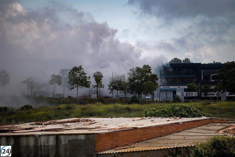 Los bomberos informan que el incendio en Vilanova i la Geltrú mantiene una situación 