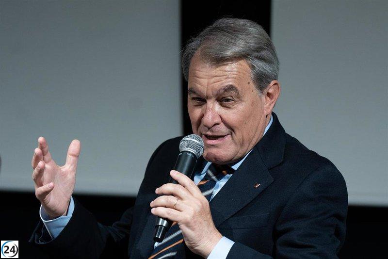 Mas evalúa incluir al Gobierno del PSOE y a Rajoy y Sáenz de Santamaría en su demanda.