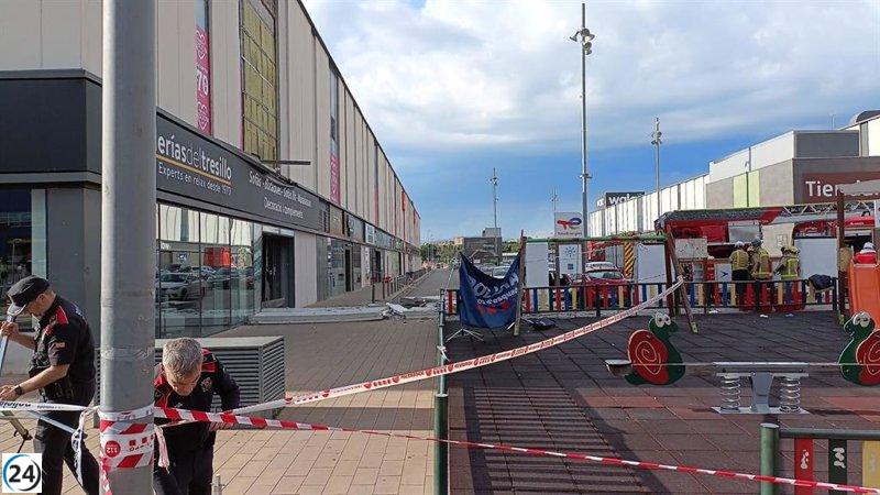 Investigación en marcha tras el derrumbe de un bloque de hormigón en centro comercial de Sabadell.