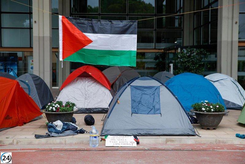 Estudiantes protestan frente al Rectorado de la UAB exigiendo romper lazos con Israel.