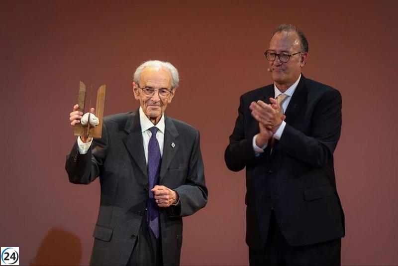 Pere Lluís Font defiende la lengua y la filosofía al ser galardonado con el Premi d'Honor de les Lletres Catalanes.