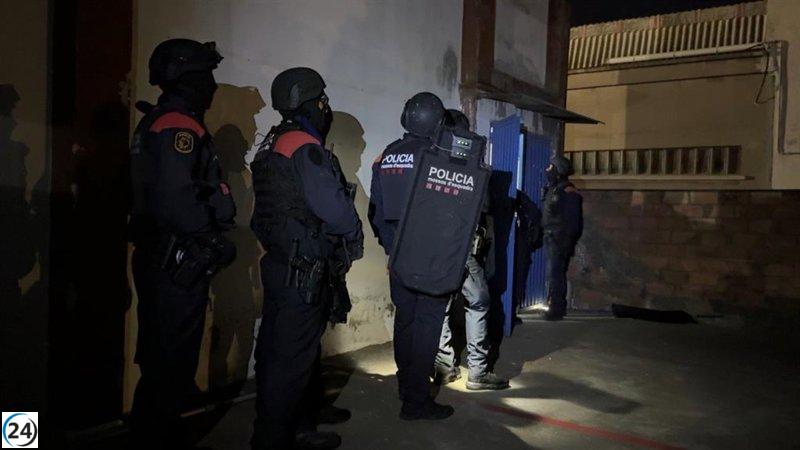 Operativo masivo en Barcelona y Girona desmantela red de tráfico de armas y drogas con más de 400 agentes.