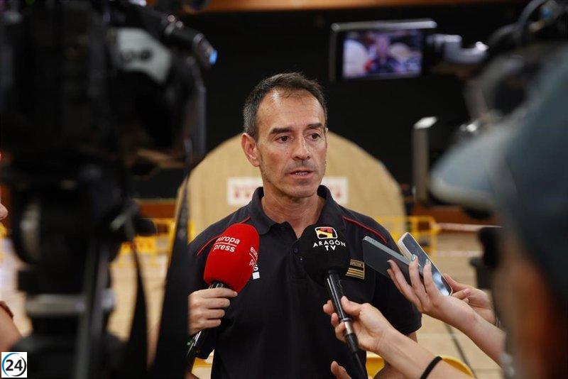 Los bomberos esperan sofocar el incendio en Torrefeta (Lleida) tras el descenso de las temperaturas esta tarde.