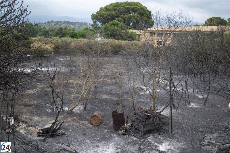 El Parlament rinde homenaje al bombero fallecido en el incendio de Paüls.