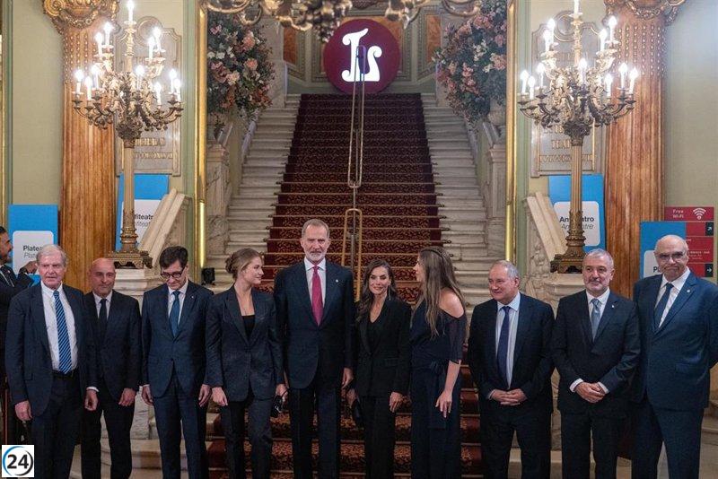 La Familia Real asiste a los Premios Princesa de Girona en el Liceu de Barcelona.