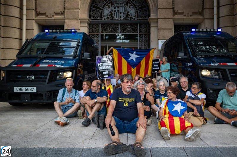 Protestas por la visita de técnicos aragoneses al MNAC en defensa de las pinturas de Sijena.