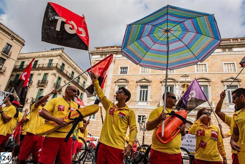 Cuarenta rescatistas se manifiestan frente al Ayuntamiento de Barcelona exigiendo mejores condiciones laborales.
