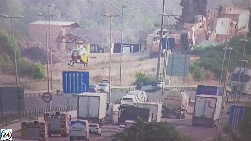 Helicóptero de emergencias aterriza en la AP-7 de Sant Cugat tras accidente.
