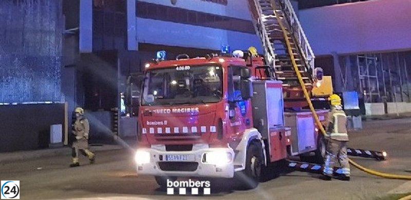 Controlan el incendio en naves del polígono Malloles de Vic, Barcelona.