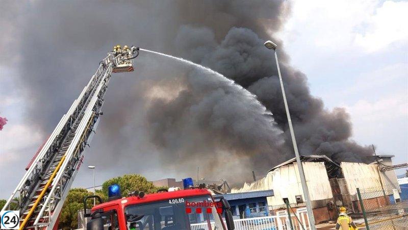 Se apaga el fuego en fábrica de cosméticos en Lliçà de Vall, Barcelona.