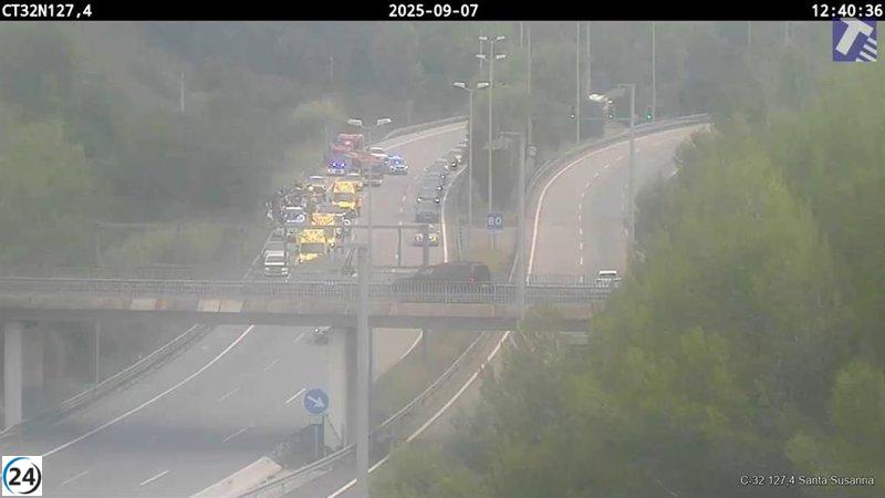 Accidente en la C-32: autocar vuela y deja dos heridos graves en Santa Susanna.
