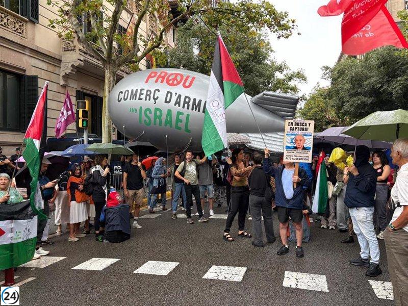 Cerca de 150 manifestantes en Barcelona exigen un embargo total a Israel.