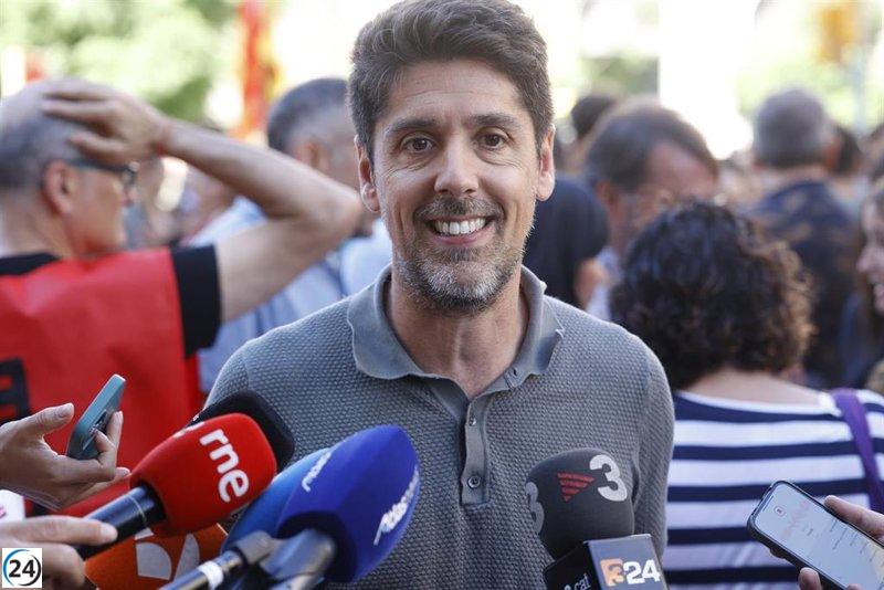 Cid (Comuns) critica a Junts por favorecer a Feijóo y Abascal al oponerse a la reducción de la jornada laboral.