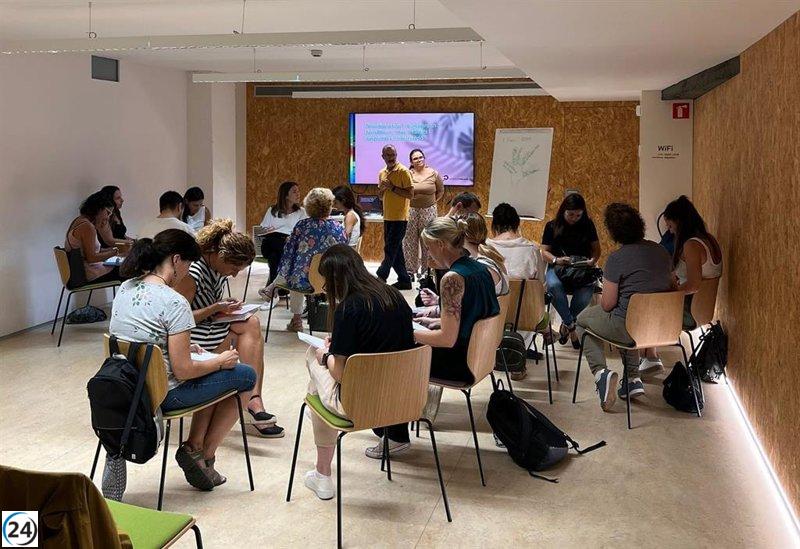 Fundació Enllaç capacita a cuidadores de residencias en Barcelona sobre la atención a mayores LGTBI.